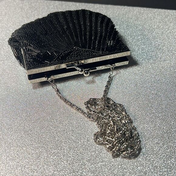 Beautiful Vintage Clam Shell Beaded Bag with Silver Chain. P20 - Picture 4 of 5